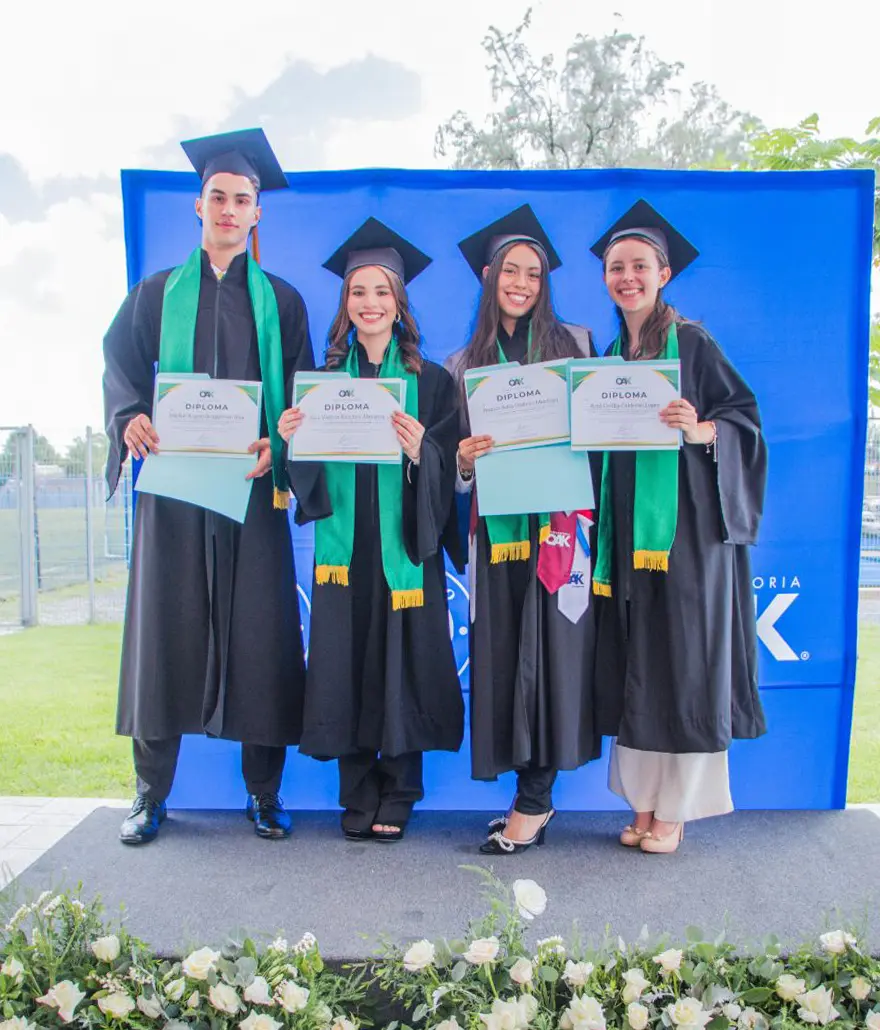 Graduados del bachillerato Preparatoria OAK Celaya sosteniendo sus diplomas