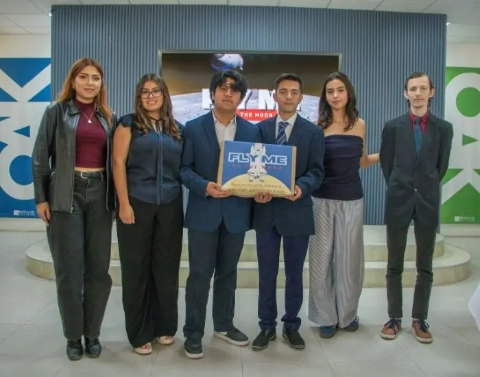 Estudiantes líderes presentando proyectos de innovación en Preparatoria OAK
