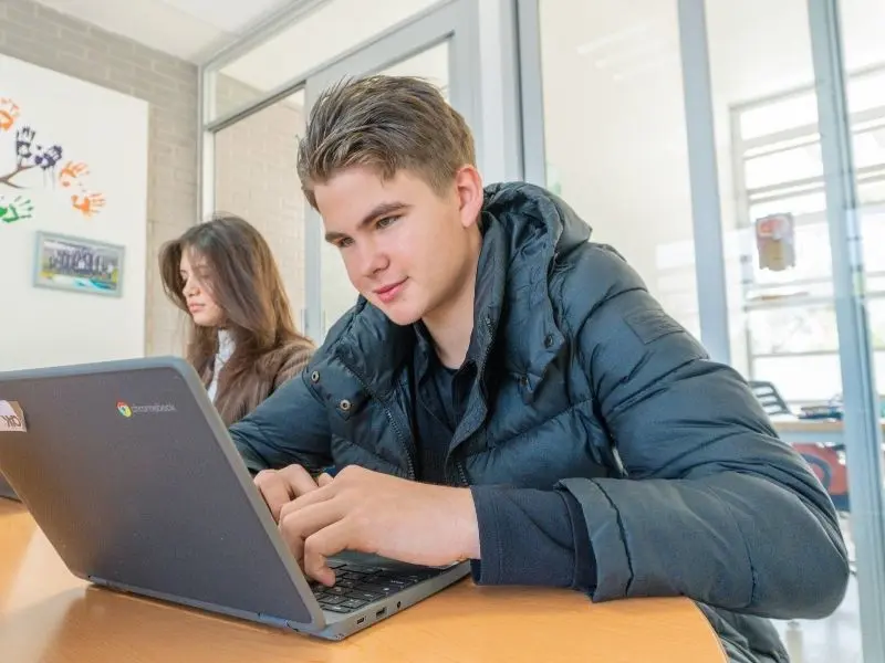 Alumnos de Preparatoria OAK trabajando en proyectos tecnológicos en clase