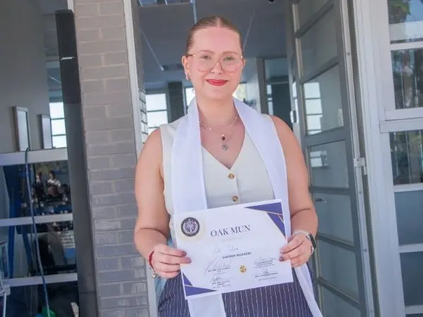 Alumna destacada reconocida por su logro académico en Preparatoria OAK Celaya